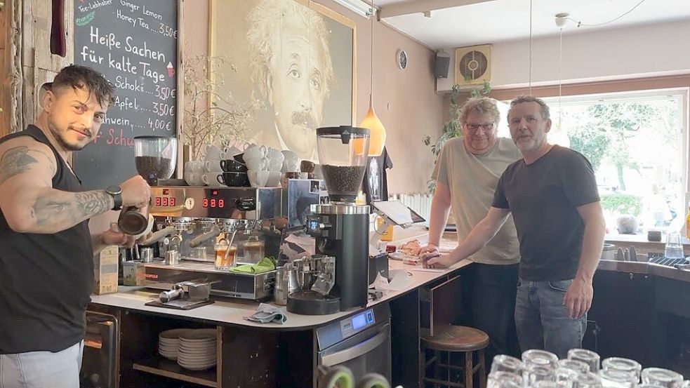Jens Friesenborg (von rechts), Heiko Röppke und Kawa Rasho stehen hinter der Theke beim Café Einstein und haben auch in der Mittagszeit einiges zu tun. Viele Gäste möchten draußen in der Sonne sitzen. Fotos: Mona Hanssen