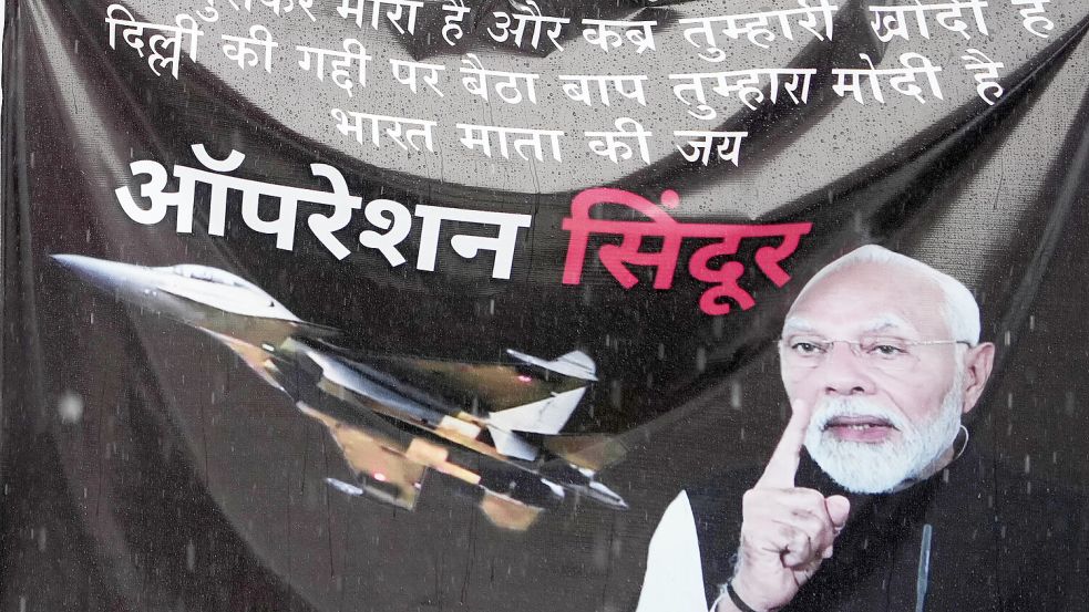 Formuliert gern Machtansprüche: Indiens Premier Narendra Modi, hier auf einem Plakat von Hindu-Nationalisten, die Militärschläge gegen Pakistan gutheißen. Foto: dpa/AP/Ajit Solanki