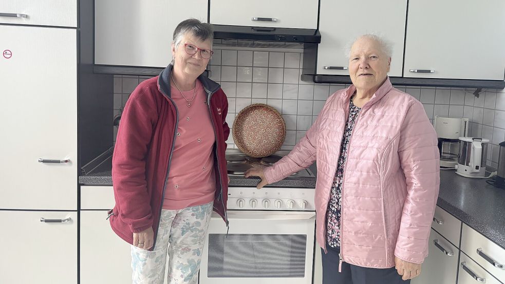 Monika Schipper (links) und Gretel de Vries in der Küche des Hinteraner Gemeindehauses. Hier wollen sie gemeinsam mit zwei Mitstreiterinnen bald einen Mittagstisch für Alleinstehende anbieten. Foto: Lotta Groenendaal
