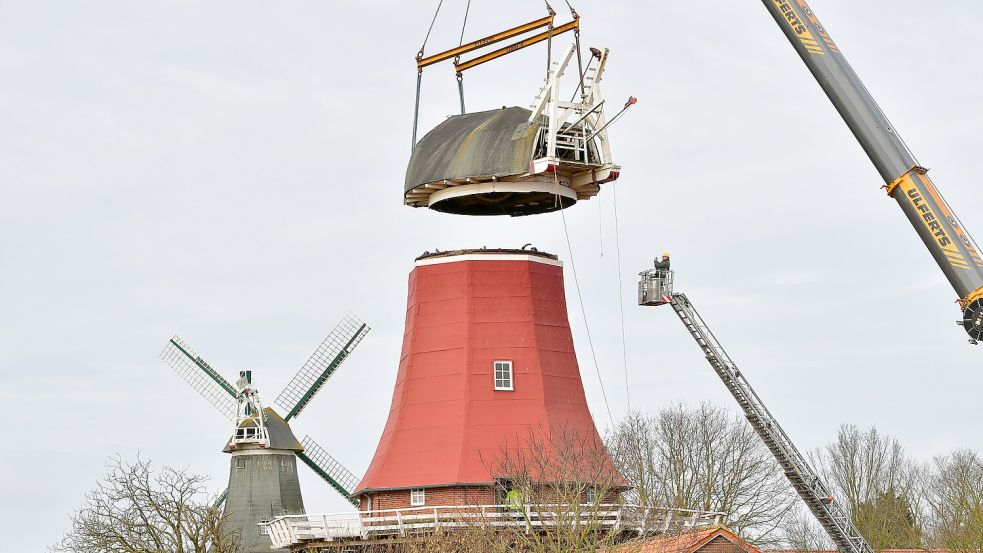 Die Kappe der Roten Mühle in Greetsiel wurde im Februar 2024 abgenommen. Jetzt ist sie saniert und soll bald wieder montiert werden. Foto: Heinz Wagenaar/Archiv