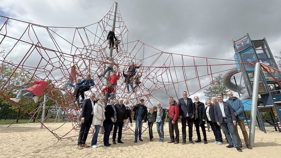 Auf dem Spielplatz am Ihler Meer wurde die Arbeit der Grundschule Westerende-Kirchloog gewürdigt. Foto: Christin Wetzel