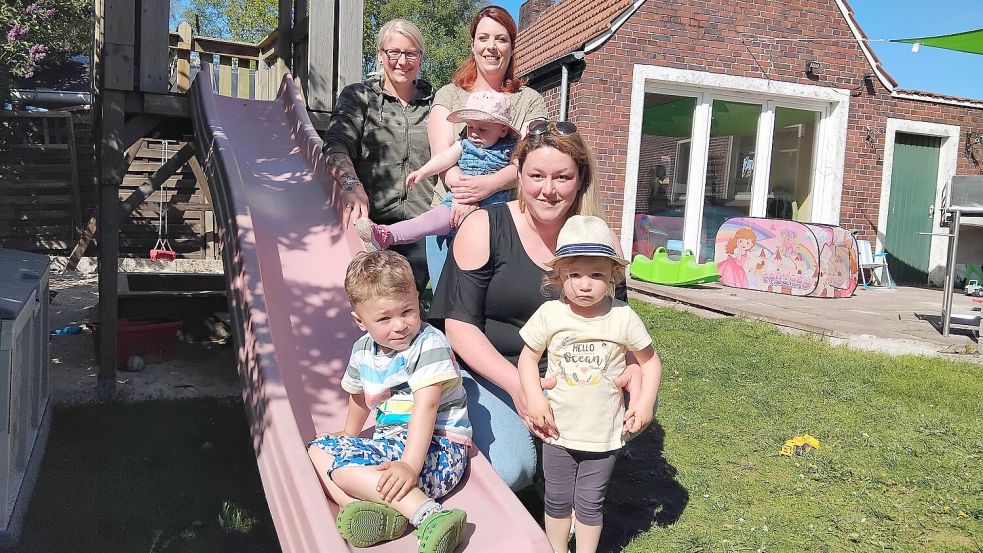 Mattis Krummen (vorne, links), Hedda Jordan mit Mutter Sina Jordan (vorne, rechts) Hanna Krummen mit Mutter Nicole Krummen (dahinter) sowie Ina Weerts. Ihre Tochter Leni fehlt auf dem Bild. Fotos: Clarissa Scherzer