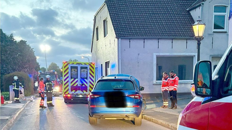 Der Pkw prallte in der Brückstraße in Hinte gegen eine Hauswand. Fotos: Feuerwehr