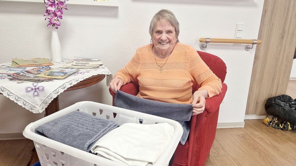 Erika Meyer macht sich in der Tagespflege nützlich, wie hier beim Handtücher-Falten. Foto: Tatjana Gettkowski