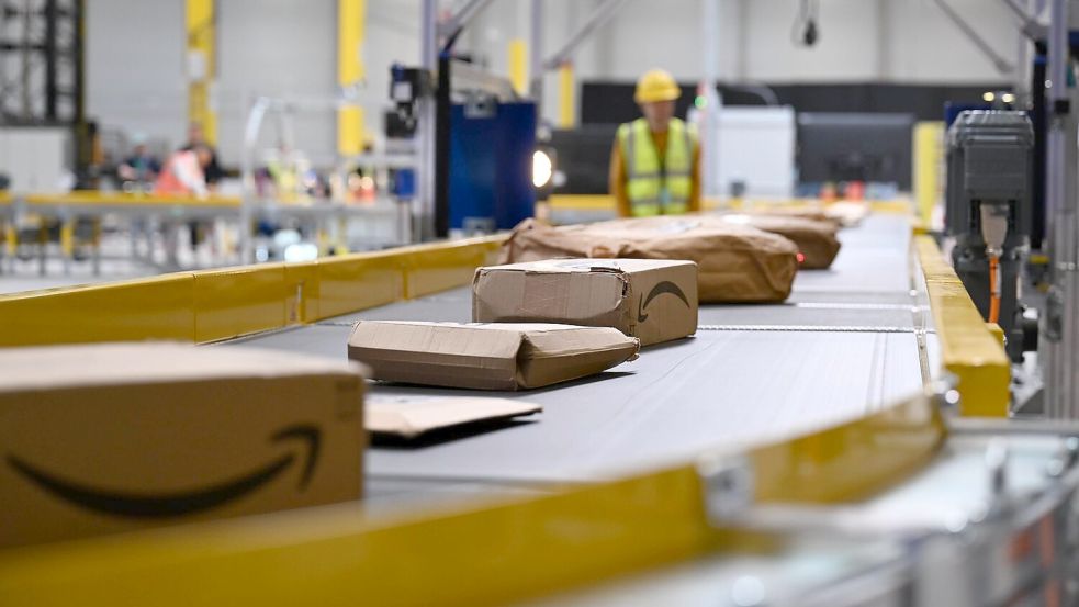 In dem Dortmunder Innovationszentrum erprobt Amazon, wie Pakete besonders schnell und effizient sortiert und weiterverschickt werden können. Foto: Wolf von Dewitz/dpa