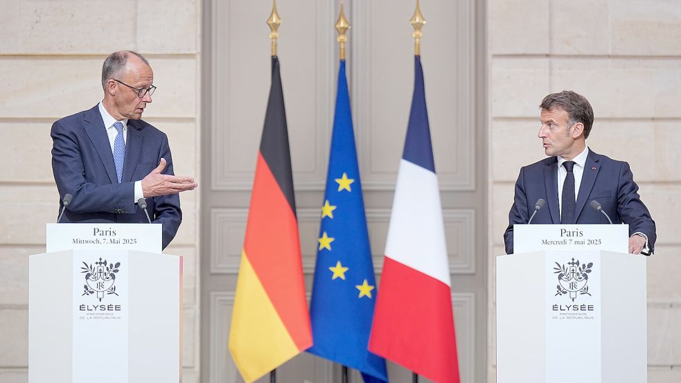 Der französische Präsident Emmanuel Macron (rechts) gibt in Paris eine Pressekonferenz mit Bundeskanzler Friedrich Merz (CDU). Merz unternimmt seine ersten Auslandsbesuche als deutscher Bundeskanzler, nachdem er gestern, am 7. Mai, im zweiten Wahlgang im Bundestag bestätigt wurde. Foto: Michael Kappeler/dpa