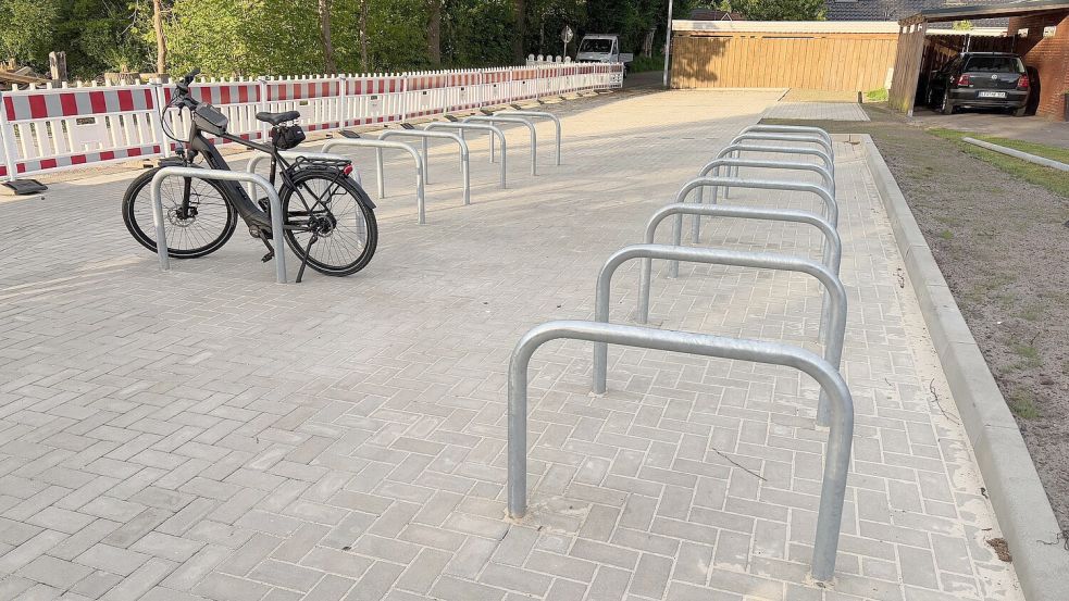 An der Ecke Teichstraße/Wagnerstraße in Ihrhove können künftige Bahnfahrer an den 15 Bügeln ihre Räder anschließen. Im Hintergrund befinden sich sieben Stellflächen für Autos. Foto: Carsten Ammermann