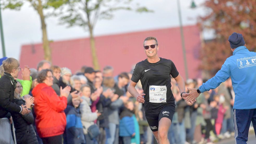 Die Läuferinnen und Läufer starteten am Dienstag in Bagband. Moderator Heino Krüger erwartete sie am Ziel in Bagband. Foto: Ortgies