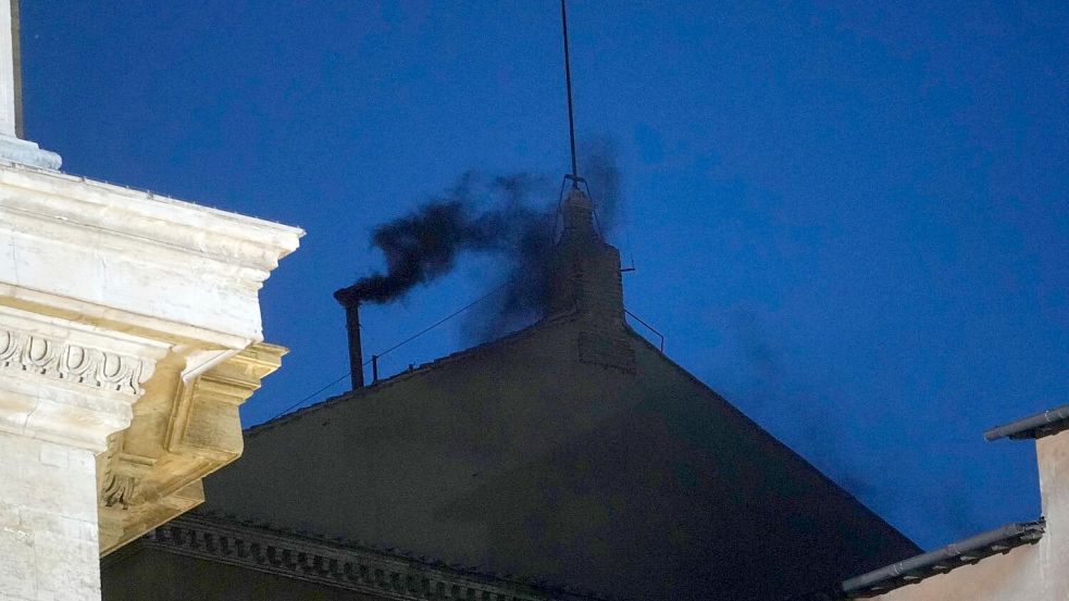 Noch gibt es keinen neuen Papst. Foto: Andrew Medichini/AP/dpa