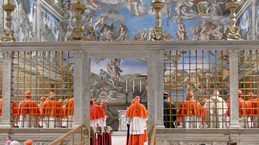 Nach dem lateinischen Ruf „extra omnes“ wurde die Tür der Sixtinischen Kapelle geschlossen. Foto: Uncredited/Vatican Media/AP/dpa