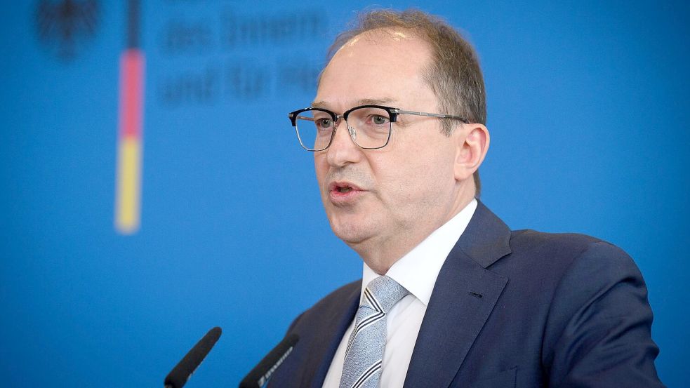 Bundesinnenminister Alexander Dobrindt (CSU) hatte schon vor seinem Amtsantritt Verschärfungen in der Migrationspolitik angekündigt. Foto: Bernd von Jutrczenka/dpa
