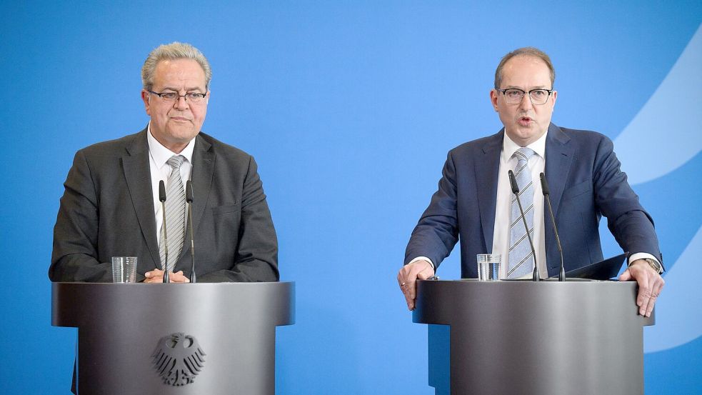 Die neuen Maßnahmen stellte Bundesinnenminister Alexander Dobrindt (CSU) gemeinsam mit Bundespolizeipräsident Dieter Romann vor. Foto: Bernd von Jutrczenka/dpa