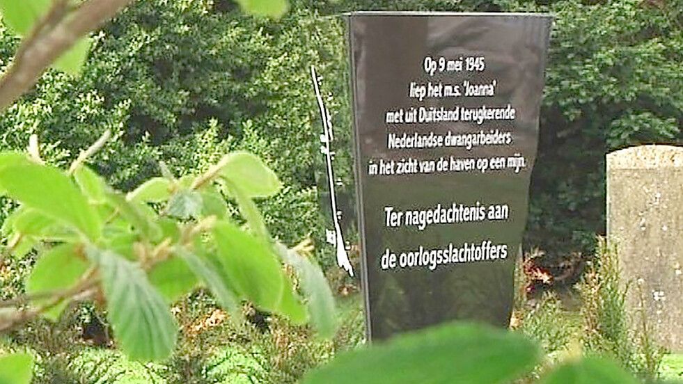 Auf dem Friedhof in Delfzijl steht seit einigen Jahren ein Stele, die an die Tragödie erinnert. Foto: Bert Deelmann