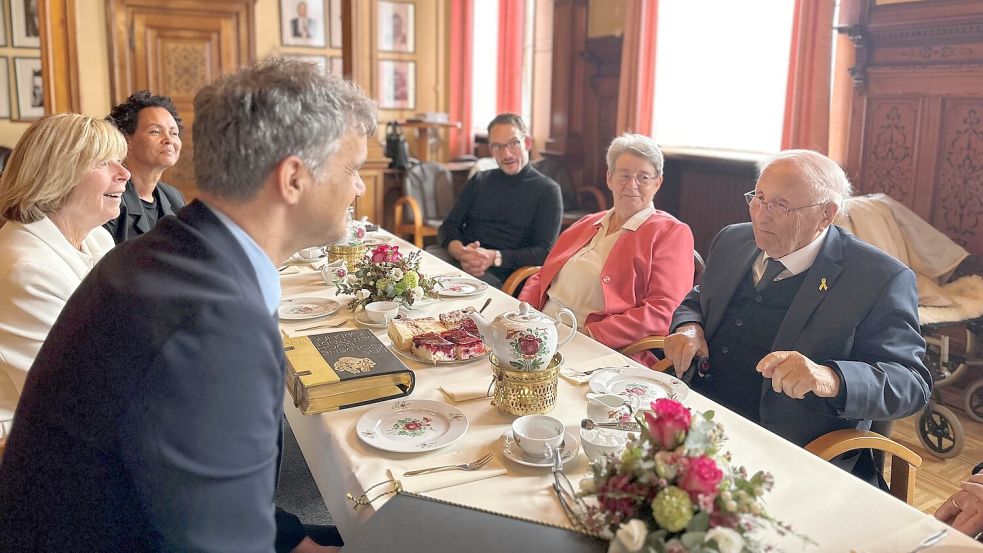 Die Verleihung der Ehrenbürgerwürde der Stadt Nordhausen an Albrecht Weinberg (rechts) wurde im historischen Trauzimmer der Stadt Leer ausgerichtet. Foto: Stadt Leer
