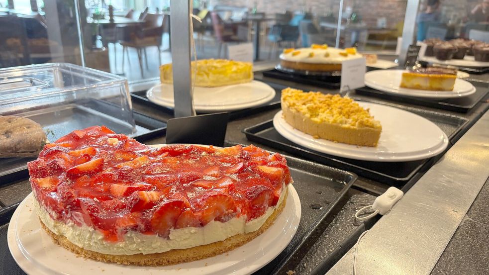 Selbstgemachte Kuchen gehören zum Angebot im „Le Sejour“. Foto: Imke Oltmanns