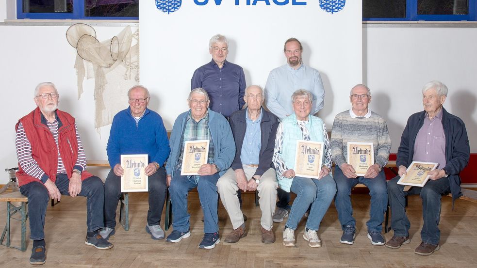 Für 70 Jahre Treue zum SV Hage geehrt wurden (vorne, von links): Hans-Martin de Groot, Eckhard Reimer, Johann Burmeister, Bernhard Müller, Uschi Springer (in Vertretung für Udo Springer), Wolfgang Thurow und Alwin Schönfeld sowie (stehend, von links): Meinhard Diekmann und Holger Stellmacher. Foto: privat
