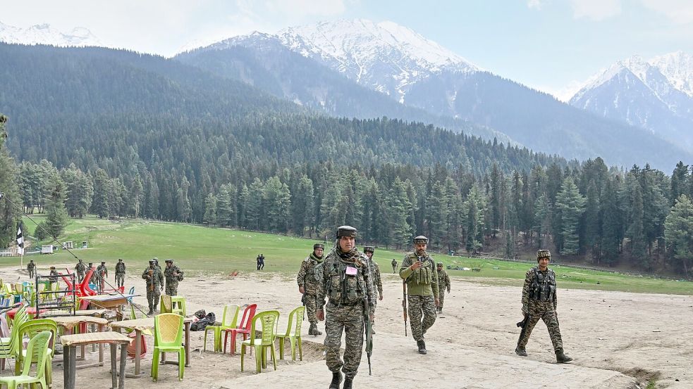 Indische Sicherheitskräfte inspizieren den Ort eines militanten Angriffs auf Touristen in Pahalgam im indisch kontrollierten Kaschmir. Foto: Uncredited/AP/dpa