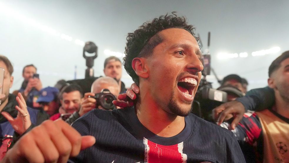 PSG-Kapitän Marquinhos jubelt mit den Fans. Foto: Thibault Camus/AP/dpa