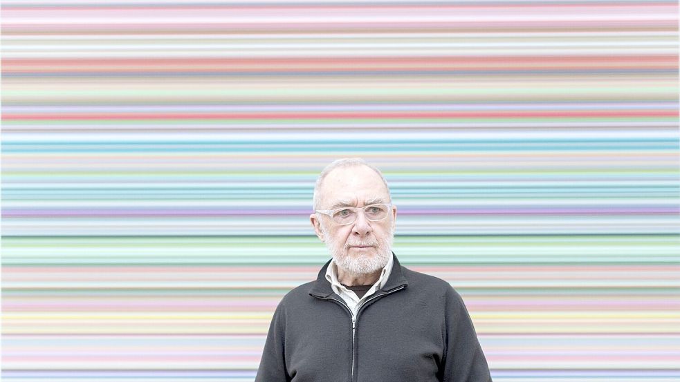 Der Maler Gerhard Richter vor einem seiner Strip-Bilder, wie eines jetzt auch in München zu sehen ist. Foto: imago/Robert Michael