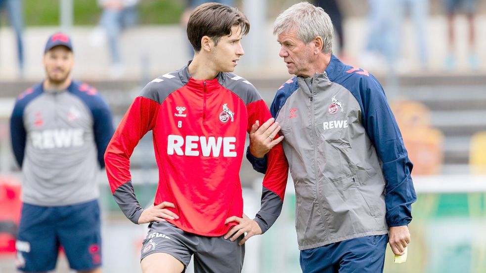 Guter Draht zu den Spielern: Funkel beim FC-Training. Foto: Rolf Vennenbernd/dpa