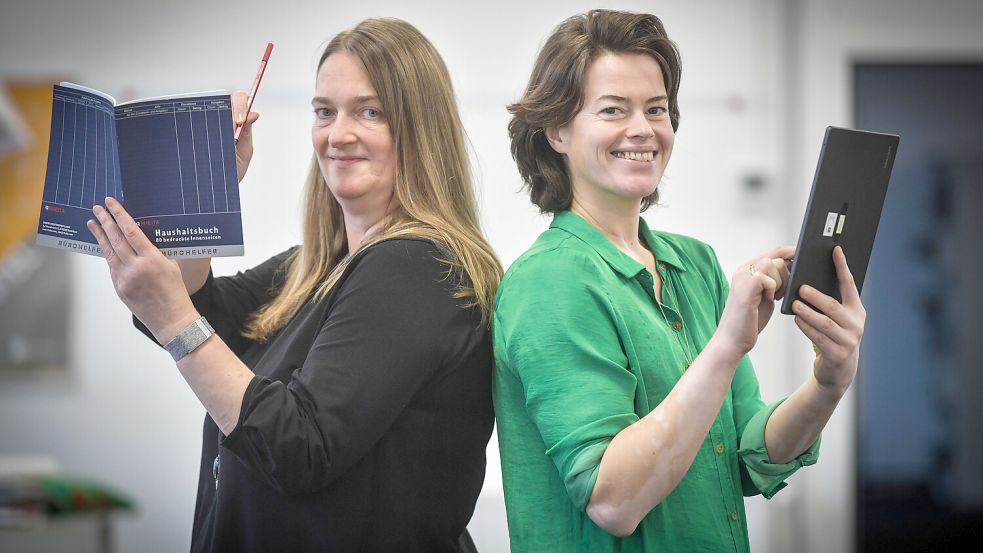 Sparen mit dem Haushaltsbuch? Challenge accepted! Unsere Redakteurinnen Carmen Leonhard (links) und Rilana Kubassa versuchten es handschriftlich und per App. Foto: Ortgies