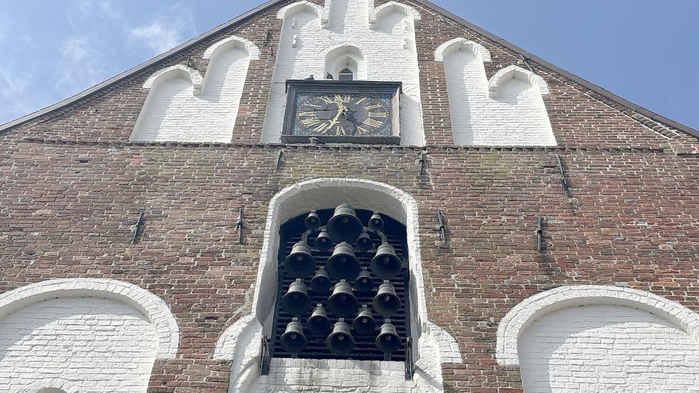 Das Glockenspiel am Glockenturm der Ludgeri-Kirche in Norden spielt viermal am Tag unterschiedliche Melodien. Foto: Rebecca Kresse