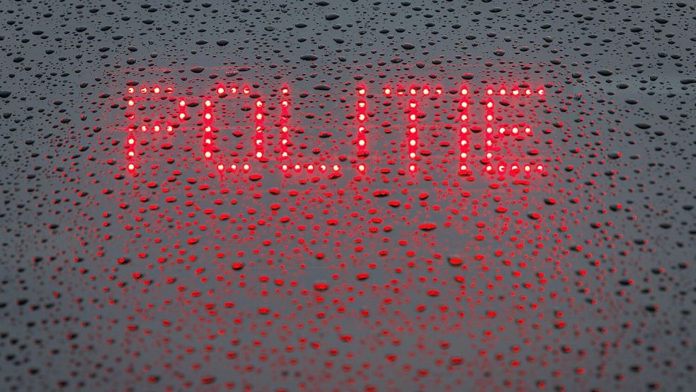 Das niederländische Wort für Polizei lautet „Politie“. (Symbolbild) Foto: Friso Gentsch/dpa