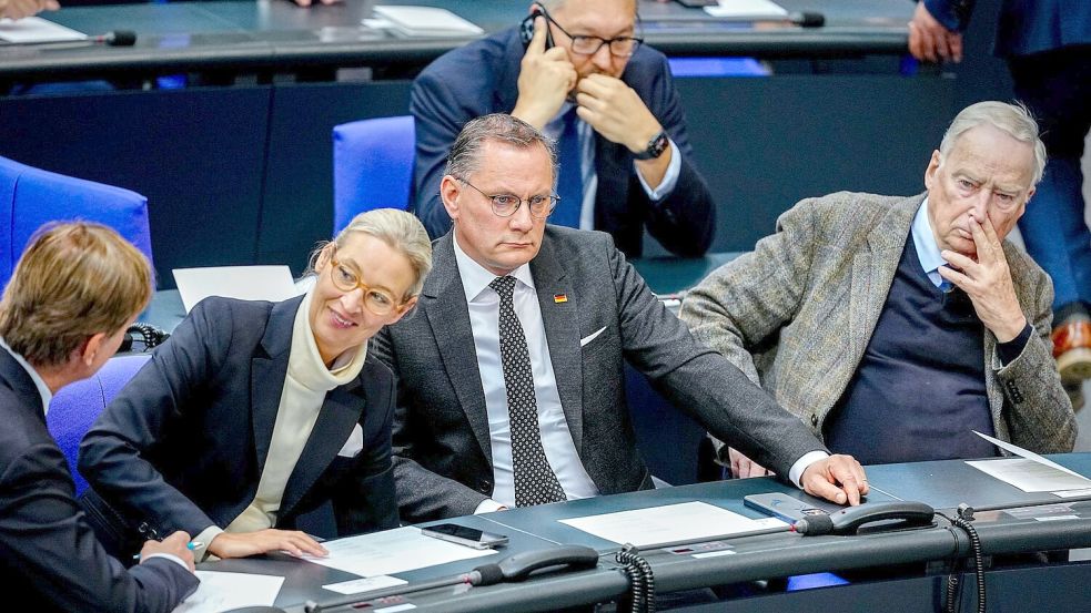 Die AfD-Chefs Alice Weidel und Tino Chrupalla nehmen zum 80. Jahrestag des Kriegsendes an einer Gedenkstunde im Bundestag teil. Am selben Tag kommt die Nachricht , dass der Verfassungsschutz vorläufig seine Einstufung der AfD als „gesichert rechtsextremistisch“ auf Eis legt. Foto: Kay Nietfeld/dpa