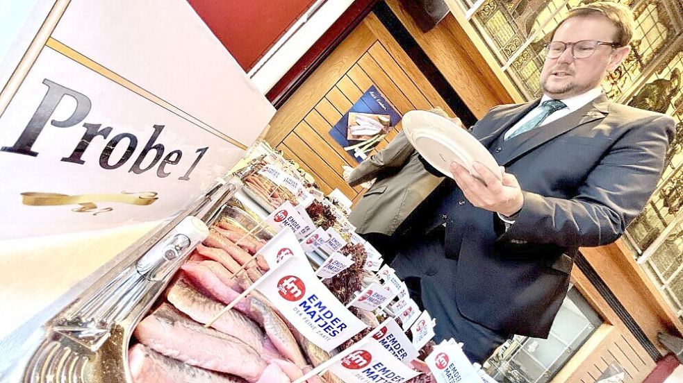 Fünf Proben standen den Testessern – darunter auch Oberbürgermeister Tim Kruithoff – zur Wahl. Foto: Klaus Ortgies