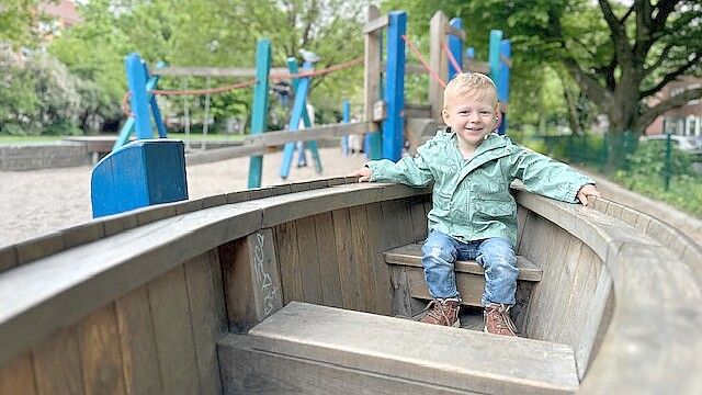 Wippen, klettern, rutschen, hüpfen, matschen und vieles mehr: Dieser Spielplatz bietet fast alles und spricht auch Kinder verschiedener Altersgruppen an. Foto: Stephanie Tomé