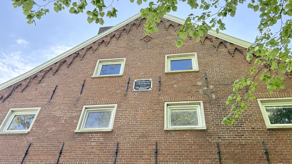 Der denkmalgeschützte Stroman-Hof in Visquard wurde im Jahr 1855 erbaut. Darauf weist auch ein Schild an der Fassade hin. Foto: Lotta Groenendaal