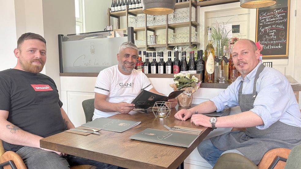 Tevfik Yüksekdag, Sami Elzain und Timo Hermann (von links) kennen sich aus der Auricher Gastronomieszene und füllen nun gemeinsam das Ladenlokal in der Hafenstraße mit Leben. Foto: Mieke Matthes