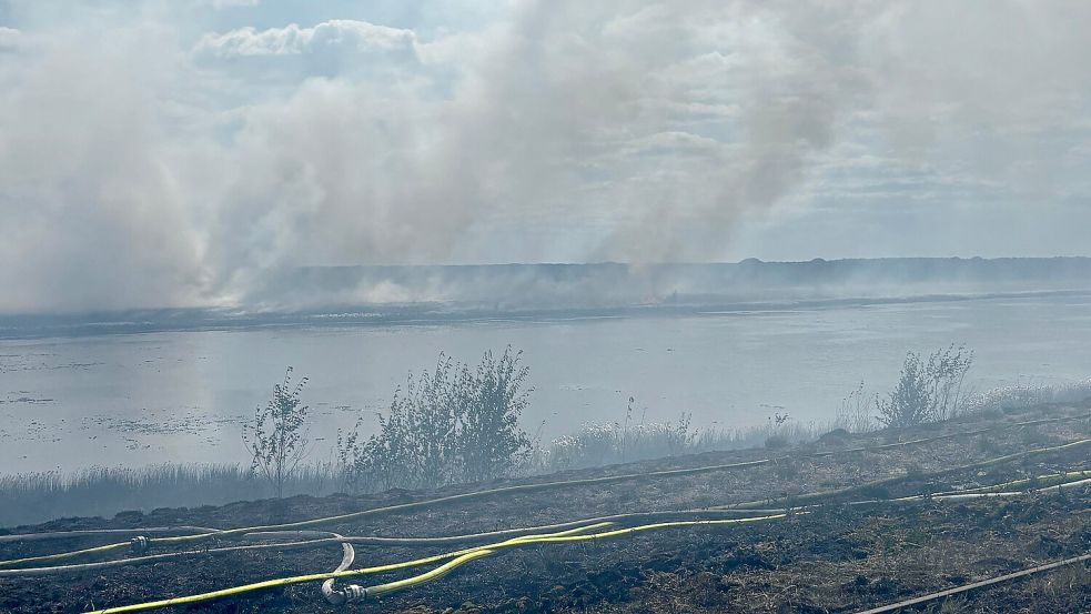 Dichter Rauch über dem Moor in der Esterweger Dose. Foto: Thomas Giehl/Feuerwehr Saterland