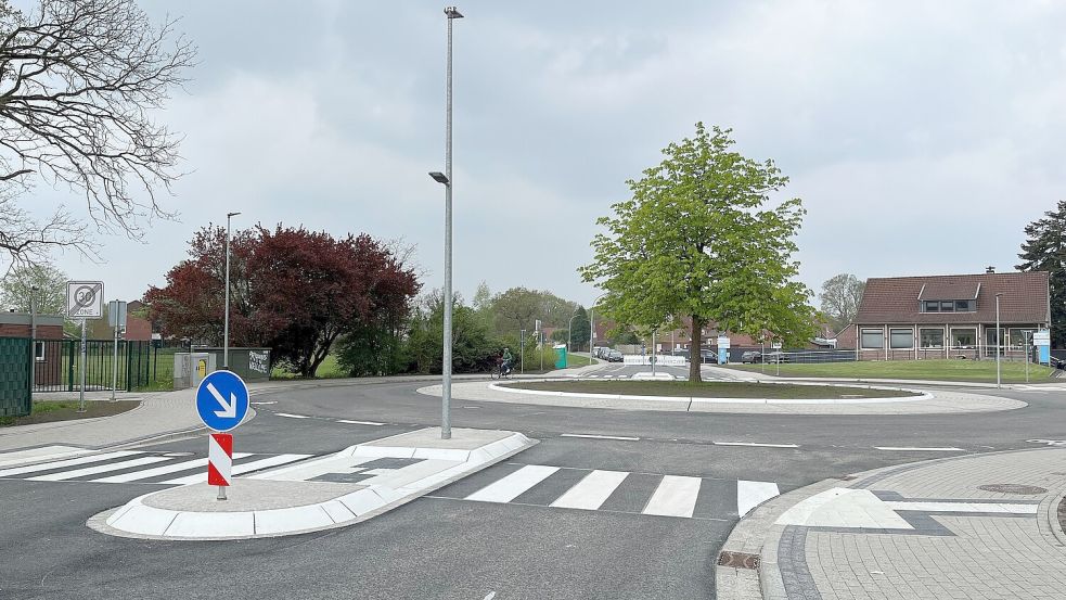 Im September begannen die Bauarbeiten für die Erneuerung des Kreisverkehrs in Popens. Nun ist er fertig und wieder für den Verkehr freigegeben. Foto: Stadt Aurich