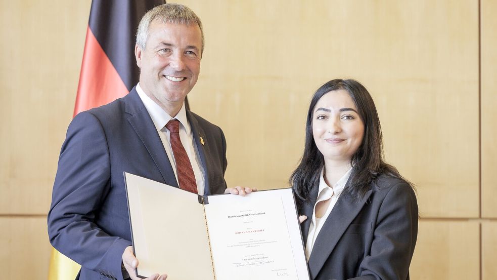 Die neue Entwicklungsministerin Reem Alabali-Radovan (SPD) übergab Johann Saathoff (SPD) die Urkunde zur Ernennung als Parlamentarischer Staatssekretär.Foto: Photothek/Kira Hofmann