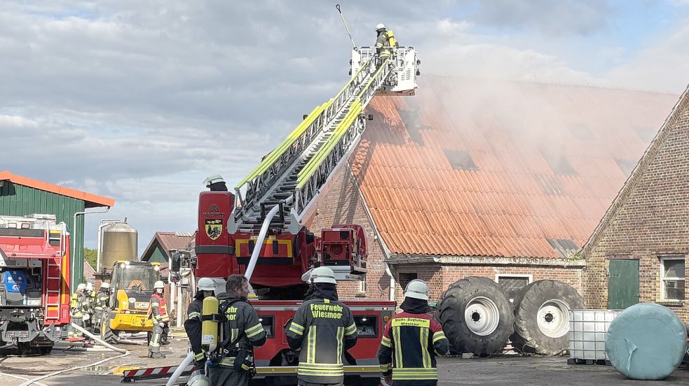 Die Feuerwehr öffnete das Dach von außen. Foto: Nicole Böning