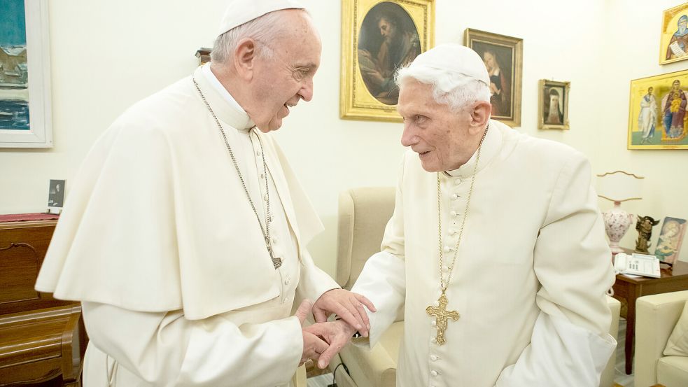 Die beiden bisher letzten Amtsinhaber: Papst Franziskus 2018 bei einem Besuch seines Vorgängers Benedikt XVI. Foto: picture alliance/dpa/Vatican Media