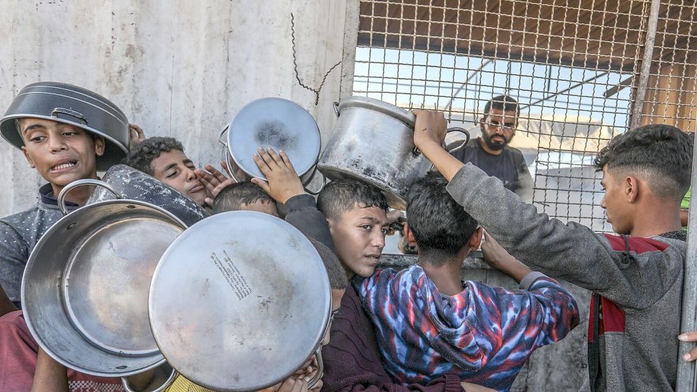 An vier Verteilzentren im Gazastreifen sollen die Hilfspakete ausgegeben werden. (Archivbild) Foto: Abed Rahim Khatib/dpa