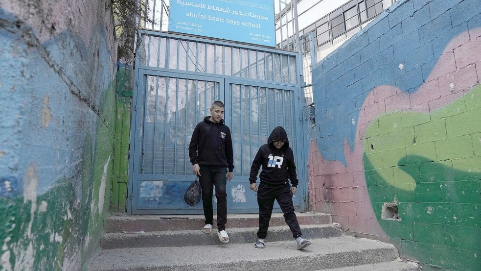 Fast 800 Jungen und Mädchen sind von den Schulschließungen betroffen. (Archivbild) Foto: Mahmoud Illean/AP/dpa