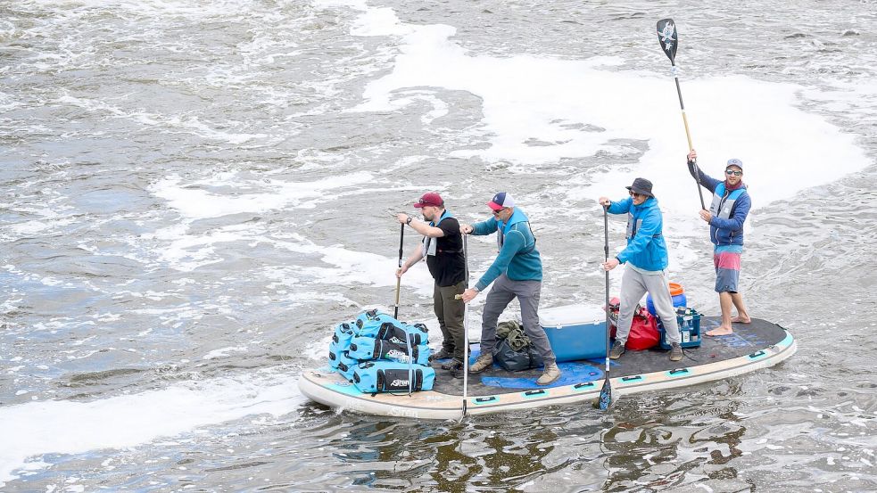 Für einen guten Zweck wollen vier Männer auf einem Board die Weser von Hann. Münden im Landkreis Göttingen bis nach Bremerhaven paddeln. Foto: Julian Stratenschulte/dpa