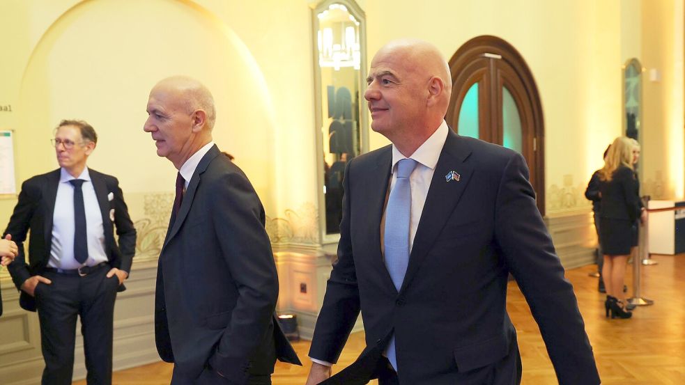 DFB-Präsident Bernd Neuendorf (l.) hat eine klare Meinung zu einer weiteren WM-Ausweitung. Foto: Maja Hitij/Getty Images Europe Pool/dpa