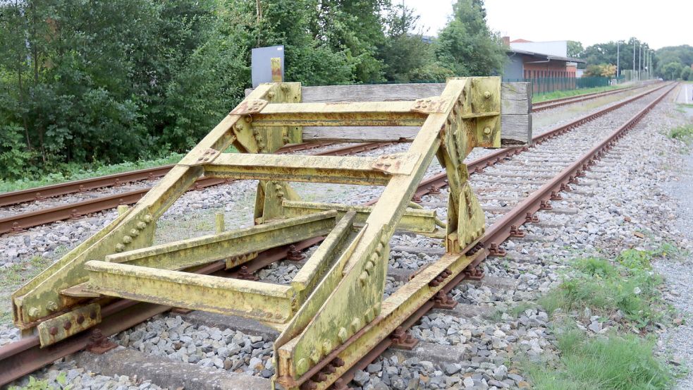 Derzeit gibt es auf der Bahnstrecke von und nach Aurich nur Güter-, aber keinen Personenverkehr. Foto: Romuald Banik