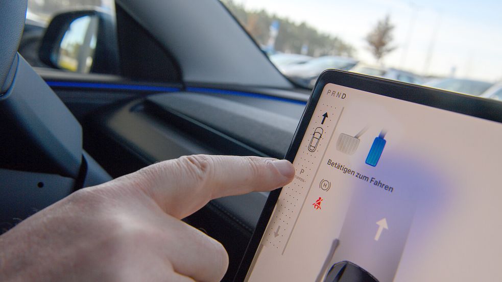Ein Auto mit Touchscreen wirkt hochwertiger und moderner - allerdings steigt damit auch die Ablenkungsgefahr im Auto. Foto: dpa/Klaus-Dietmar Gabbert