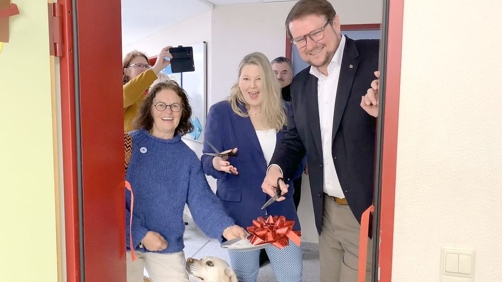 Schnipp, schon ist das Band entzwei: Regina Meinen vom Kinderschutzbund Emden (von links), Kerstin Klammt und Tim Kruithoff eröffnen den Leseclub. Foto: privat