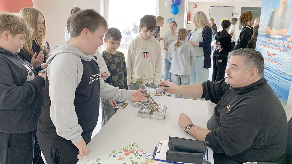 Cartoonist Stephan „Hösti“ Höstermann gab den Kindern Autogramme. Foto: privat