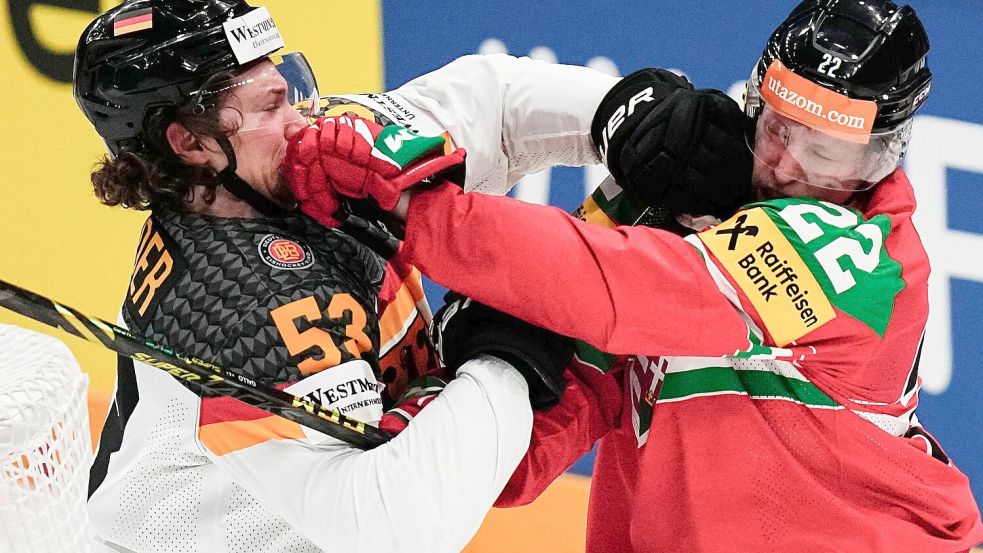 Für Kapitän Moritz Seider (l) und die deutsche Mannschaft geht es zu WM-Beginn gegen die vermeintlich leichtesten Gegner. Foto: Pavel Golovkin/AP/dpa