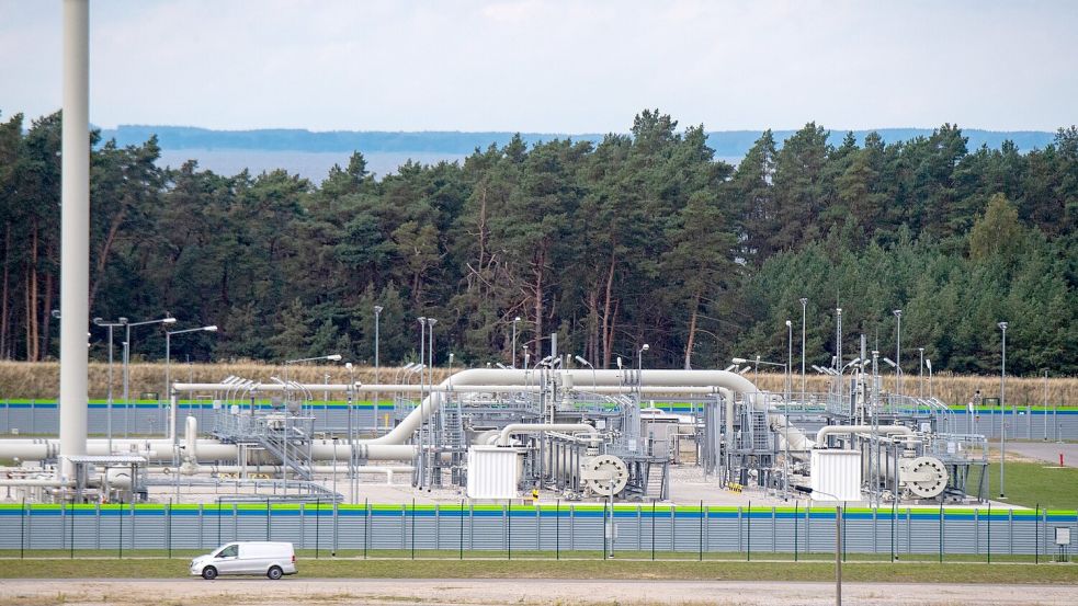 Die Anlagen an Land sind ungenutzt, ein Strang der Pipeline ist nach einem Anschlag 2022 beschädigt. (Archivbild) Foto: Stefan Sauer/dpa