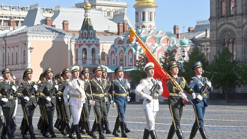 Auch chinesische Soldaten nehmen an der Militärparade in Moskau teil. Foto: Ilya Pitalev/Photo host agency RIA Novosti/AP/dpa