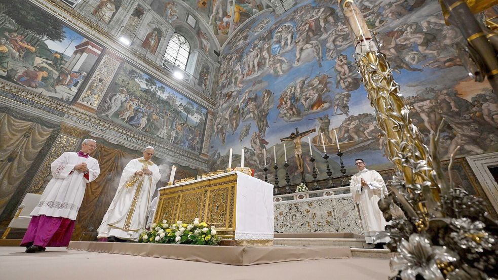 Seine erste Messe feierte Leo XIV. am Ort seiner Wahl zum Papst: in der Sixtinischen Kapelle. Foto: Uncredited/Vatican media/AP/dpa