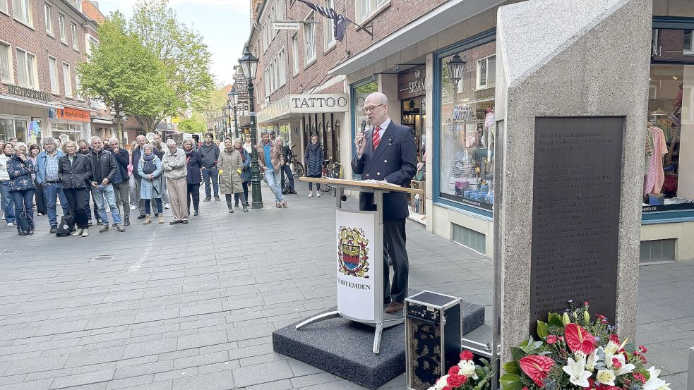 Donald MacLeod hat zum 80. Jahrestag der Befreiung in Emden an seinen Vater erinnert, der damals als Soldat in die Stadt kam. Foto: Hannah Weiden